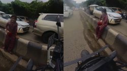 गुलाब का फूल बेच रही बच्ची को ऑटो ड्राइवर ने मारा थप्पड़, रोने लगी लड़की, वीडियो हुआ वायरल