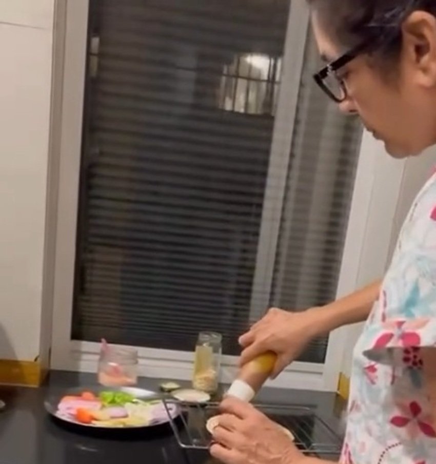 How to Make Her Favourite Roti Pizza at Home