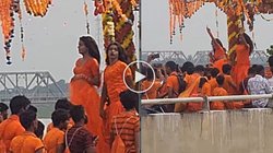 थिरकती रहीं डांसर, रिकॉर्ड करते रहे कांवड़िए! कांवड़ यात्रा में ‘फूहड़ता’ का Video Viral, देखकर भड़के यूजर्स, कहा – इन पर तुरंत कार्रवाई हो