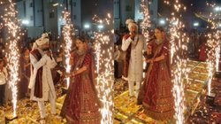 दूल्हा-दुल्हन ने एंट्री के वक्त एक-दूसरे का हाथ थामे गाया इतना प्यारा गाना, Viral Video देख यूजर्स हार बैठे दिल, कहा – राम मिलाई जोड़ी