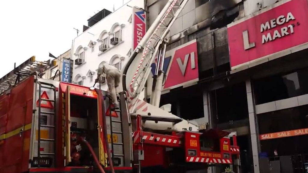 Karol bagh| Hindi News| Vishal Mega Mart Fire