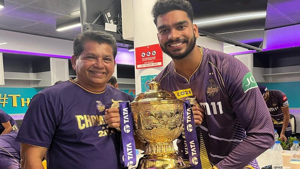 आईपीएल ट्रॉफी के साथ चंद्रकांत पंडित और वेंकटेश अय्यर। (KKR X)
