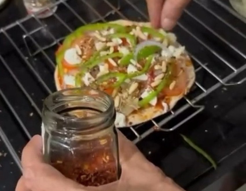 Make Neena Gupta Easy Roti Pizza in Minutes