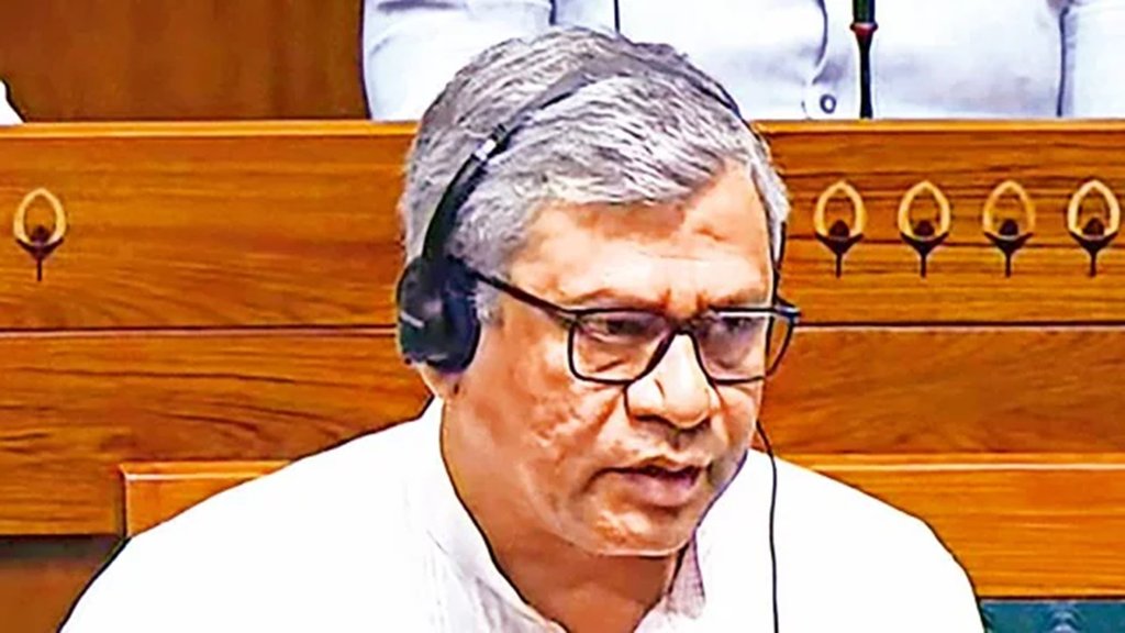 राज्यसभा में बोलते रेल मंत्री अश्विनी वैष्णव। 