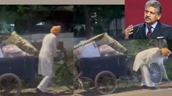 रोड पर कचरा उठा रहे साधारण से दिखने वाले इस शख्स की असलियत जान रह जाएंगे दंग, आनंद महिंद्रा ने की तारीफ- ‘सड़क के शांत योद्धा’ जीत लिया दिल
