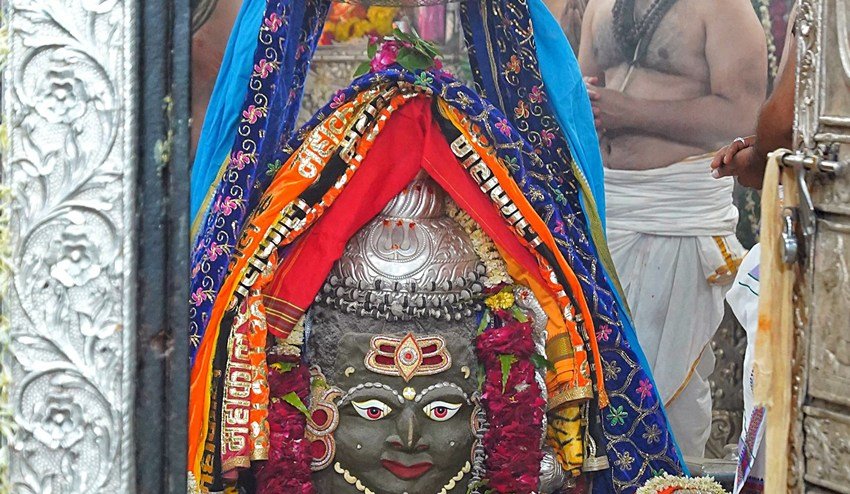शास्त्रों के अनुसार जो उपासक बेल पत्र चढ़ाने के नियमों का पालन नहीं करता है उसे पूजा का फल प्राप्त नहीं होता है। ऐसे में आइए जानते हैं शिवलिंग पर बेलपत्र चढ़ाते वक्त किन बातों का ध्यान रखना चाहिए। (Photo: ANI) सावन में गंगाजल से जुड़ी कौन-कौन सी गलतियां नहीं करनी चाहिए?