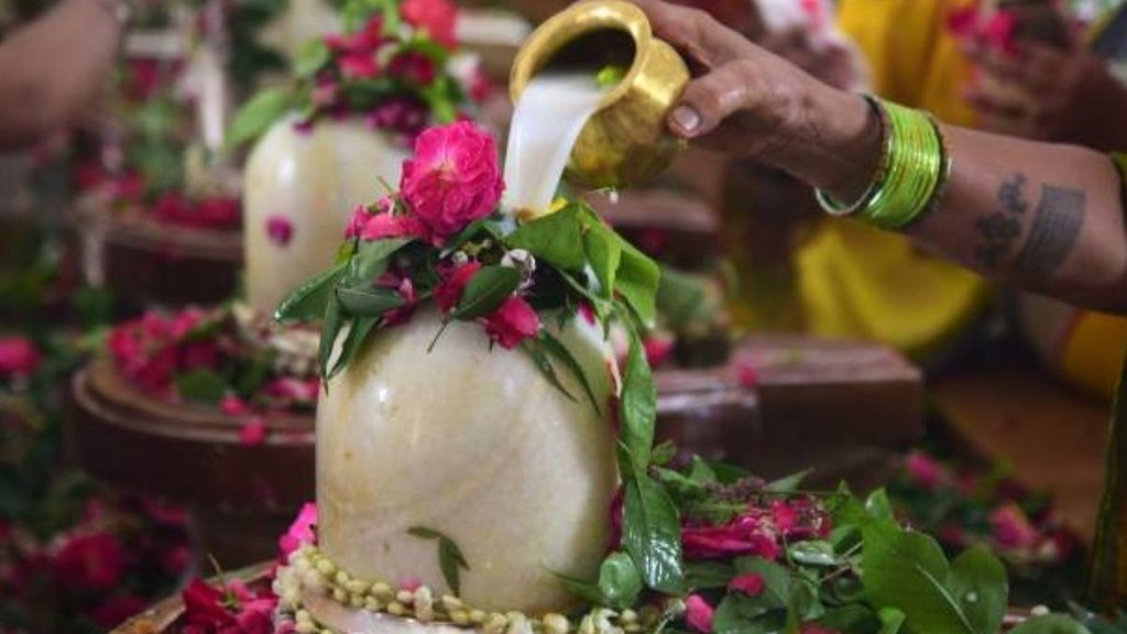 Sawan 2025, Sawan 2nd Somwar, Sawan Shivling Puja, Shivling Puja Niyam, Sawan second Monday 2025 Shivling offerings, What to offer Lord Shiva on Sawan Monday., Sawan Somvar puja items list, Things to offer on Shivling in Sawan, Sawan Monday Shivling puja samagri, Best offerings for Lord Shiva in Sawan, Shivling abhishek items Sawan Monday