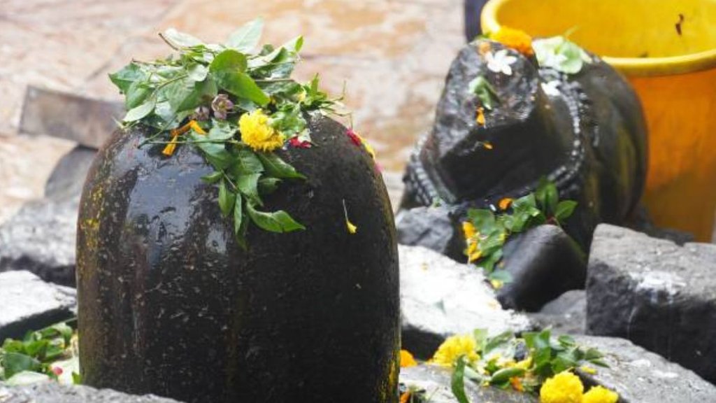 Sawan 2025, Belpatra mantra for Lord Shiva in Sawan, Stuti to chant while offering Belpatra on Shivling, What to recite while offering Bilva leaves to Shiva, Sawan Monday Belpatra offering mantra, Shiva stuti while offering Bilva leaves in Shravan, Mantra for Belpatra puja in Sawan month, Benefits of chanting Shiva stuti with Belpatra, How to please Lord Shiva by offering Bel leaves