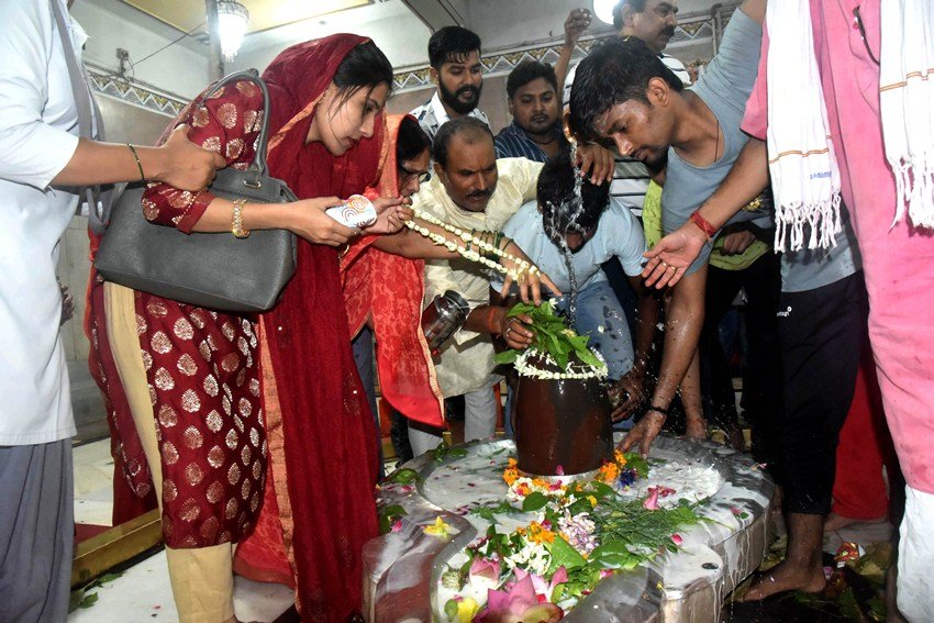 Shiv Ji ke santh Sawan me Hanuman ji ki puja