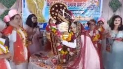 चार युवतियों ने भोलेनाथ से रचा ली शादी, पहनाई वरमाला, Viral Video देख यूजर्स रह गए दंग, कहा – शिव सदा अपनी पार्वती के ही रहेंगे