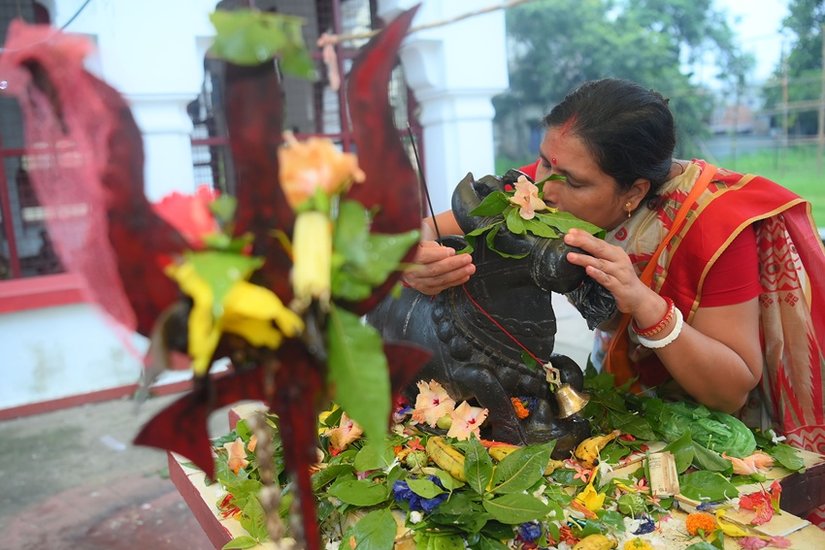 Can women touch Shivling in Sawan