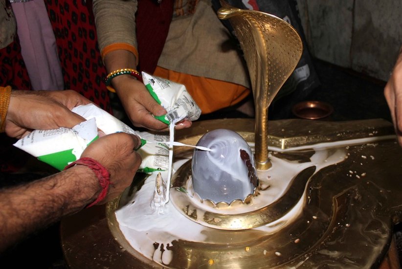 Women and Shivling tradition