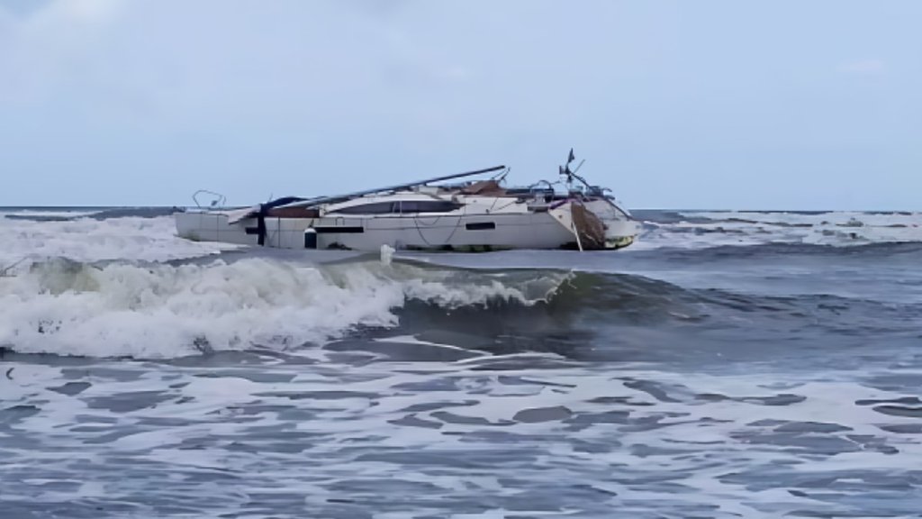 Suspicious Boat | pakistani boat | latest news
