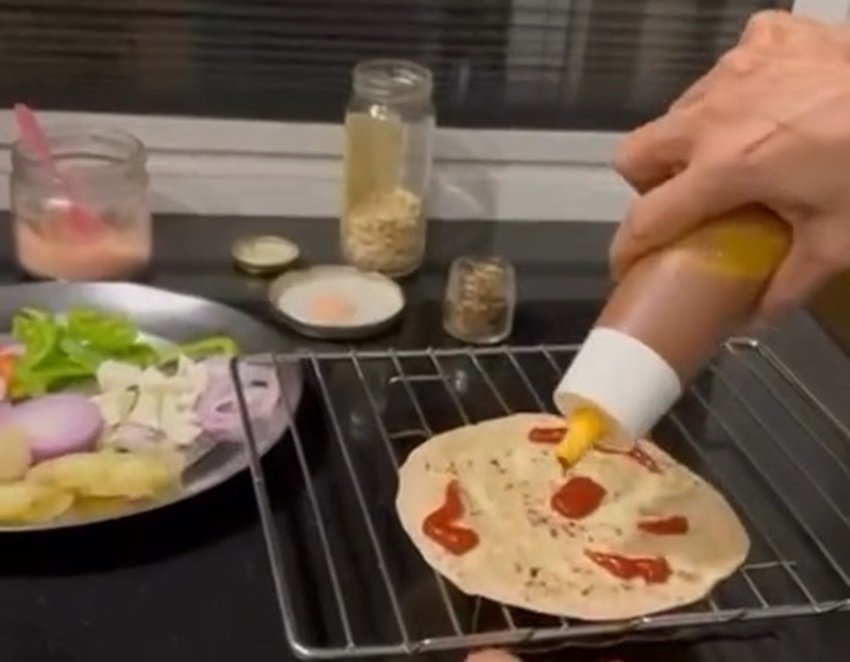 Try Neena Gupta Unique Rotizza Recipe