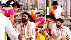 पंडित जी के कहने पर पति के पैर छूने को झुकी पत्नी, फिर दूल्हे राजा ने जो किया उसका वीडियो हो रहा Viral, यूजर्स बोले – परवरिश बहुत अच्छी हुई है