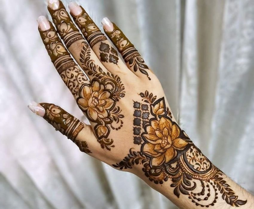 Welcome Sawan First Monday with Artistic Mehndi That Reflects Devotion and Grace