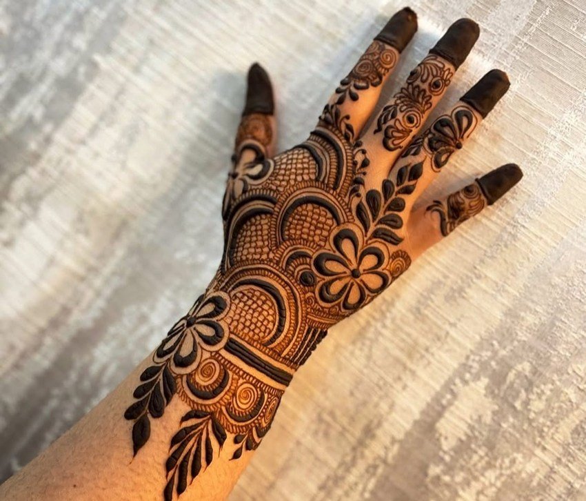unique hand mehndi
