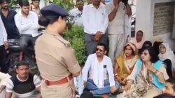 पुलिस के खिलाफ धरने पर बैठीं योगी की मंत्री, अखिलेश ने भी दिया ‘साथ’; जानें पूरा मामला