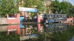 Delhi News: ‘चुनावों के दौरान सब ठीक था लेकिन अब हालात देखिए’, उत्तर पूर्वी दिल्ली में सीवेज से सड़कें जाम