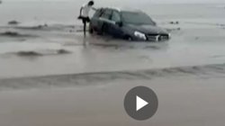SUV लेकर पत्नी के साथ समुद्र किनारे पहुंचा शख्स, 13 घंटे रेत में फंसी रही कार, पड़ गए लेने के देने, देखें Viral Video
