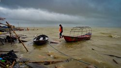 Prayagraj Weather: प्रयागराज में नाविकों की 200 से ज्यादा नावें डूबीं, IMD ने जारी किया बारिश का रेड अलर्ट