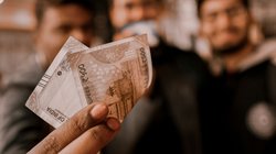 कम सैलरी वालों के लिए खास! अपनाएं ये 3 स्मार्ट प्लान, बढ़ने लगेगी इनकम और बचत