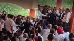 शाहजहांपुर में वकीलों के सामने IAS ने लगाई थी उठक-बैठक, अब लखनऊ हुआ ट्रांसफर