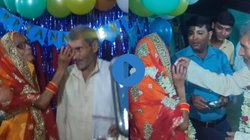 बच्चों ने शादी की 61वीं सालगिरह पर रखी पार्टी, दादा ने खिलाई मिठाई तो दुल्हन-सी शर्मा गईं दादी, Viral Video देख यूजर्स हुए इमोशनल