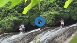 झरने के बीचों-बीच गर्लफ्रेंड को किया प्रपोज, जैसे ही अंगूठी पहनाने घुटने पर बैठा शख्स वैसे ही…, Viral Video देख छूट जाएगी हंसी