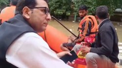 ‘बाढ़ ने कोर्ट को भले डुबो दिया, न्याय नहीं डूबना चाहिए’, नाव में सवार होकर अदालत पहुंचे जज ताहिर खुर्शीद; देखें VIDEO