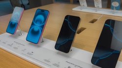 Apple का बड़ा फैसला! iPhone 17 होगा देसी, पहली बार सभी मॉडल्स भारत में बनने की खबर