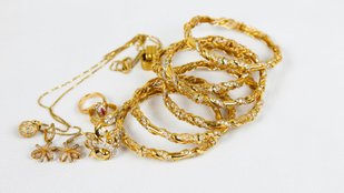 Avoid Wearing Gold If You Belong to These Zodiac Signs or Have Weak Jupiter