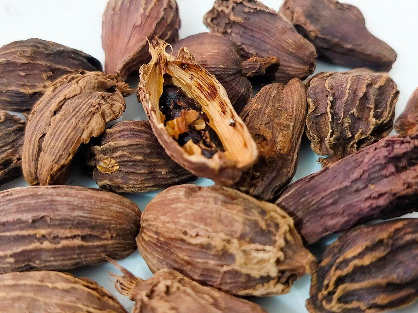 how to eat black cardamom