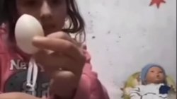 गुड़िया से बात करते हुए खेल रही थी बच्ची, तभी हुआ कुछ ऐसा, चिल्लाते हुए भागी मां के पास, खौफनाक Viral Video देख सहमे यूजर्स