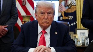 president in trouble, political crisis, president surrounded by allies,