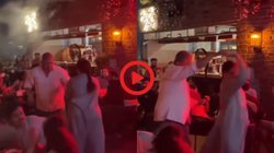 कैफे में आंटी का हाथ थामे अंकल जी करने लगे कपल डांस, हैरान रह गए सारे लोग, Viral Video देख यूजर्स ने कहा – कितने प्यारे हैं दोनों