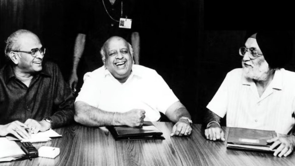 मार्च 1996 में चुनाव आयुक्त एम एस गिल और जी वी जी कृष्णमूर्ति के साथ पूर्व मुख्य चुनाव आयुक्त टी एन शेषन (बीच में)। (एक्सप्रेस आर्काइव)