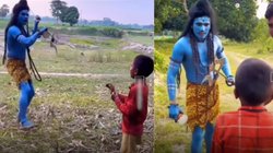 बच्चे को त्रिशूल लेकर दौड़ाने लगा भोलेनाथ की वेशभूषा वाला शख्स, पूछा – क्यों नहीं आते हो मंदिर, Viral Video देख यूजर्स की निकल गई हंसी