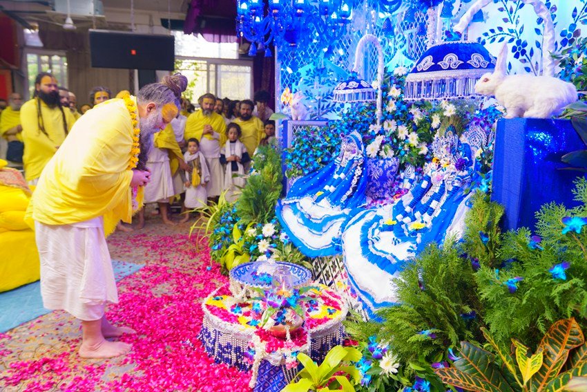 can you cut cake on Janmashtami