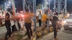 मेरठ में टोल प्लाजा कर्मियों की गुंडागर्दी, आर्मी जवान को पोल से बांधकर पीटा, Video Viral होने पर मचा हंगामा, 6 गिरफ्तार