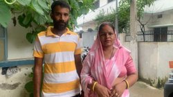 मिंता देवी ने बच्चों की पढ़ाई के लिए लोन लेने के लिए बनवाया था वोटर कार्ड, प्रियंका गांधी ने पहनी थी उनके नाम की टीशर्ट