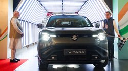 PM Modi flagged off first Maruti Suzuki E Vitara: मारुति सुजुकी ई विटारा का प्रोडक्शन शुरू, पीएम मोदी बोले- ‘भारत बनेगा ग्लोबल EV हब’