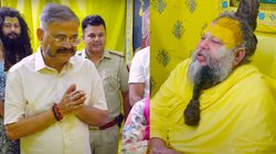 जब प्रेमानंद महाराज के पास पहुंचे पूर्व डीजीपी प्रशांत कुमार, भक्ति को लेकर संत ने कही ये बात