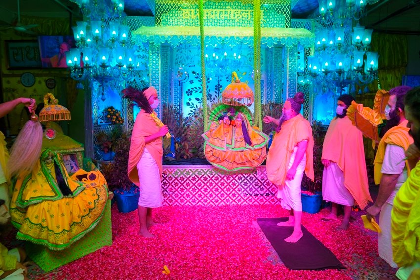 Premanand Maharaj Teachings A Path to Peace Devotion and Prosperity
