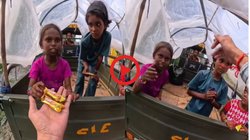 अजनबी देने लगा चॉकलेट तो घबरा गईं बच्चियां, पूछ लिया ऐसा सवाल, Viral Video देख यूजर्स बोले – यह कैसे समाज में रह रहे हम