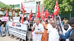 TCS में छंटनी को लेकर मचा बवाल! 30,000 कर्मचारियों की नौकरी पर संकट? यूनियन की बातों पर कंपनी ने तोड़ी चुप्पी