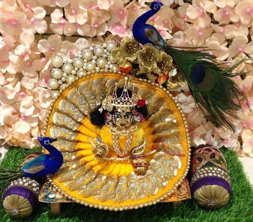 Tips for Dressing and Adorning Laddu Gopal