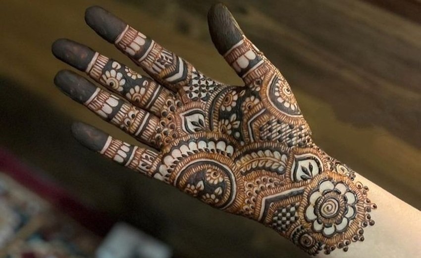 Traditional yet easy mehndi for Raksha Bandhan