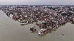 यूपी के 24 जिलों में बाढ़ का कहर, कई गांव जलमग्न, खतरे में शहरी इलाके