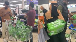 लंदन के सुपरमार्केट में लगी बासमती चावल की सेल, फिर खरीदारों ने जो किया उसका वीडियो हो रहा Viral, यूजर्स ने कहा – ‘बहुत शर्मनाक’